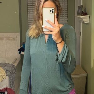 s green long sleeve shirt